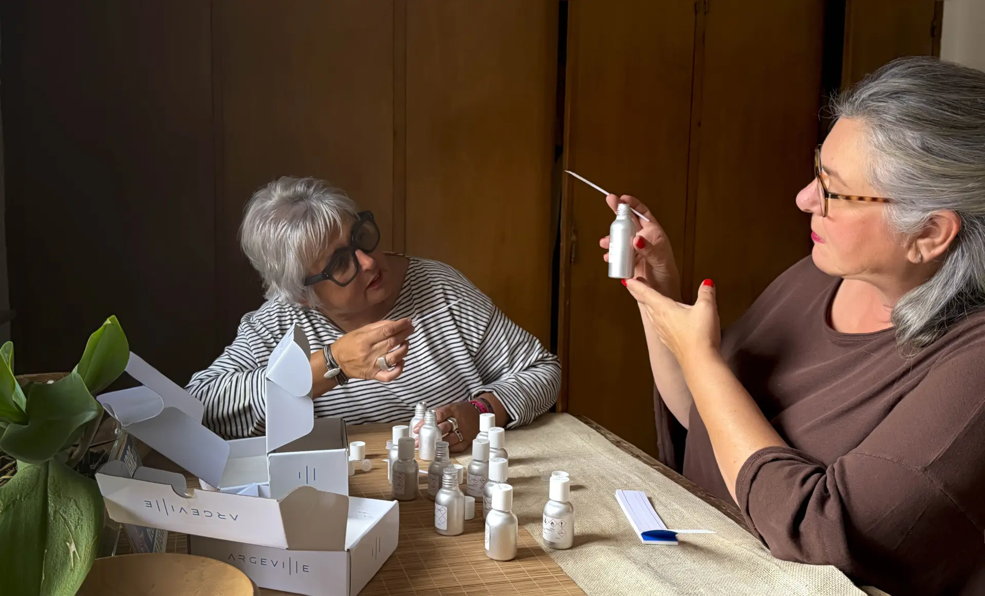 Yolanda y Beatriz haciendo una cata de perfumes para L'Arume